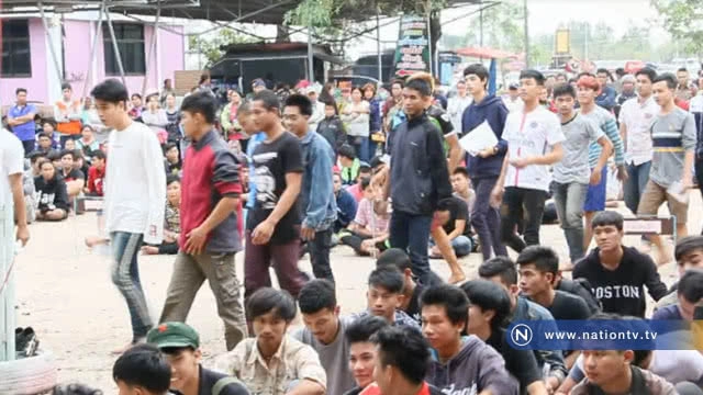 สะดุดตา! สาวประเภทสองยังเป็นขวัญใจหน่วยคัดเลือกทหาร