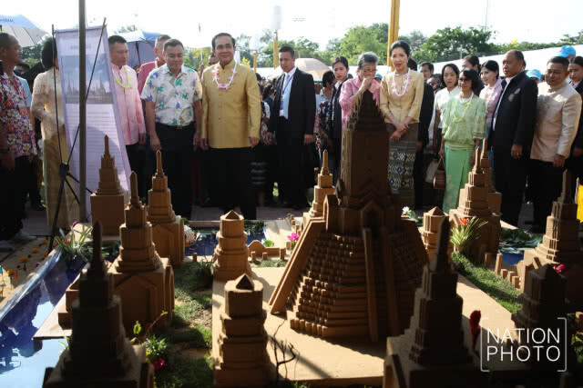 "บิ๊กตู่" เยี่ยมชมงาน "เถลิงศกสุขสันต์ มหาสงกรานต์ ตำนานไทย"
