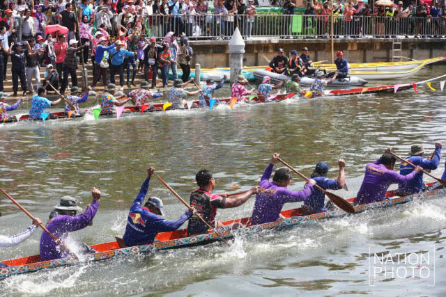 สืบสานประเพณีแข่งเรือคลองประเวศบุรีรมย์