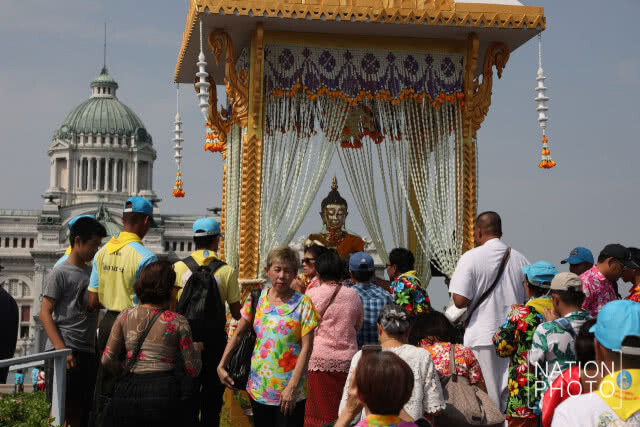 ประชาชนสักการะและสรงน้ำ "พระพุทธกำเนิดกาสาวพัตร์" เพื่อเป็นสิริมงคล