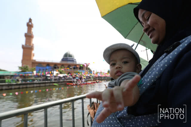 สืบสานประเพณีแข่งเรือคลองประเวศบุรีรมย์