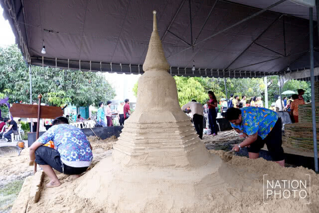ประชาชนคึกคัก! ร่วมแข่งขันก่อพระเจดีย์ทรายชิงโล่พระราชทาน สมเด็จพระเจ้าอยู่หัว