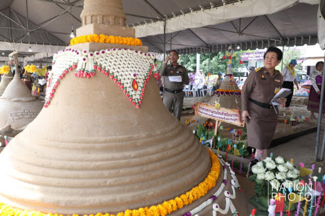 ประชาชนสักการะและสรงน้ำ "พระพุทธกำเนิดกาสาวพัตร์" เพื่อเป็นสิริมงคล