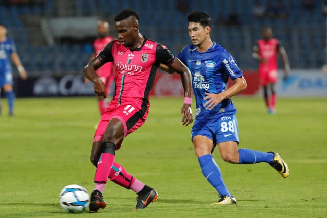 โค้ชโบ้ประเดิมสวย! เกริกฤทธิ์ยิงหนึ่งจ่ายหนึ่งพาชลบุรี ขย้ำชัยนาท 2-0