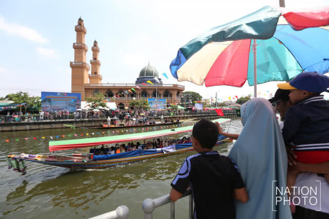 สืบสานประเพณีแข่งเรือคลองประเวศบุรีรมย์