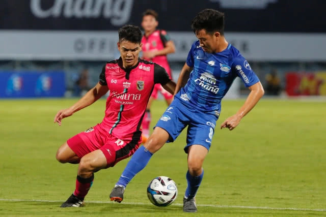 โค้ชโบ้ประเดิมสวย! เกริกฤทธิ์ยิงหนึ่งจ่ายหนึ่งพาชลบุรี ขย้ำชัยนาท 2-0