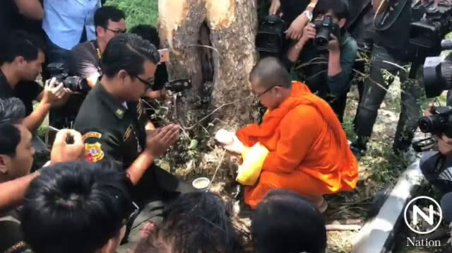 แม่นิมนต์พระภิกษุสงฆ์ ทำพิธีเชิญวิญญาณน้องอินกลับบ้าน