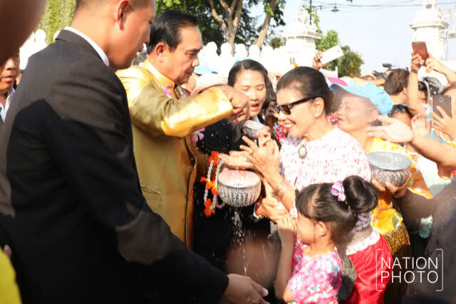 "บิ๊กตู่" เยี่ยมชมงาน "เถลิงศกสุขสันต์ มหาสงกรานต์ ตำนานไทย"