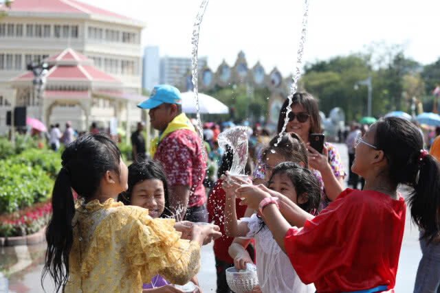 ประชาชนสักการะและสรงน้ำ "พระพุทธกำเนิดกาสาวพัตร์" เพื่อเป็นสิริมงคล