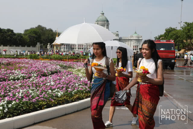 ประชาชนสักการะและสรงน้ำ "พระพุทธกำเนิดกาสาวพัตร์" เพื่อเป็นสิริมงคล