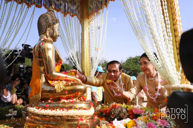 "บิ๊กตู่" เยี่ยมชมงาน "เถลิงศกสุขสันต์ มหาสงกรานต์ ตำนานไทย"