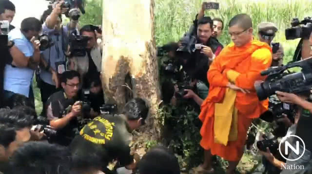 แม่นิมนต์พระภิกษุสงฆ์ ทำพิธีเชิญวิญญาณน้องอินกลับบ้าน