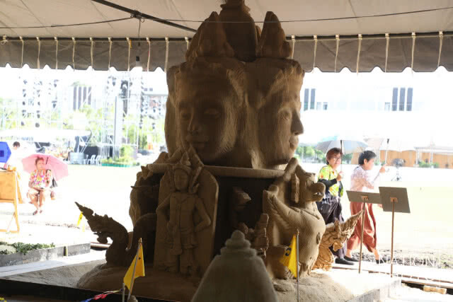 ประชาชนสักการะและสรงน้ำ "พระพุทธกำเนิดกาสาวพัตร์" เพื่อเป็นสิริมงคล