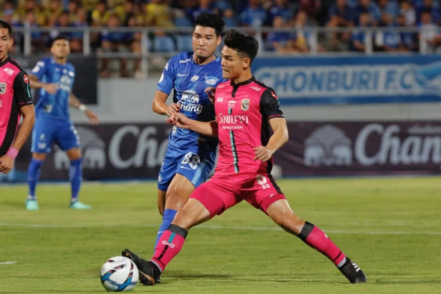 โค้ชโบ้ประเดิมสวย! เกริกฤทธิ์ยิงหนึ่งจ่ายหนึ่งพาชลบุรี ขย้ำชัยนาท 2-0