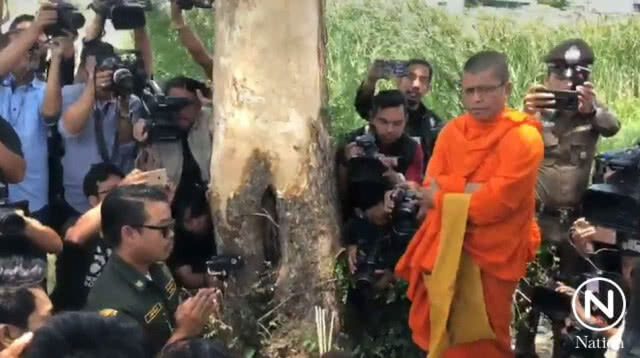 แม่นิมนต์พระภิกษุสงฆ์ ทำพิธีเชิญวิญญาณน้องอินกลับบ้าน