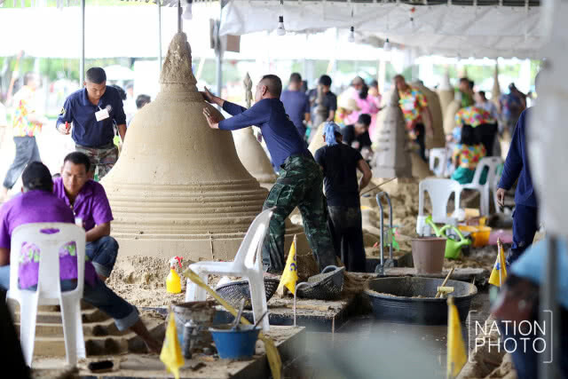 ประชาชนคึกคัก! ร่วมแข่งขันก่อพระเจดีย์ทรายชิงโล่พระราชทาน สมเด็จพระเจ้าอยู่หัว