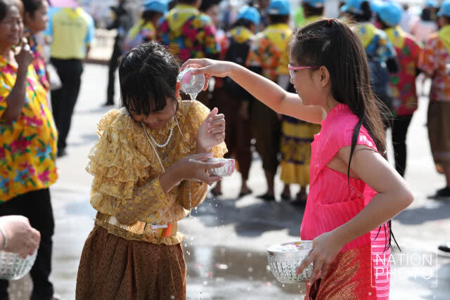 ประชาชนสักการะและสรงน้ำ "พระพุทธกำเนิดกาสาวพัตร์" เพื่อเป็นสิริมงคล