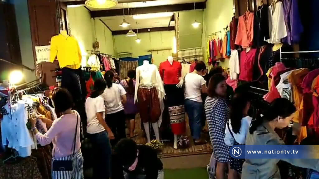 คึกคัก! แห่ซื้อชุดพื้นเมือง-เสื้อลายดอก-ชุดไทยโบราณ