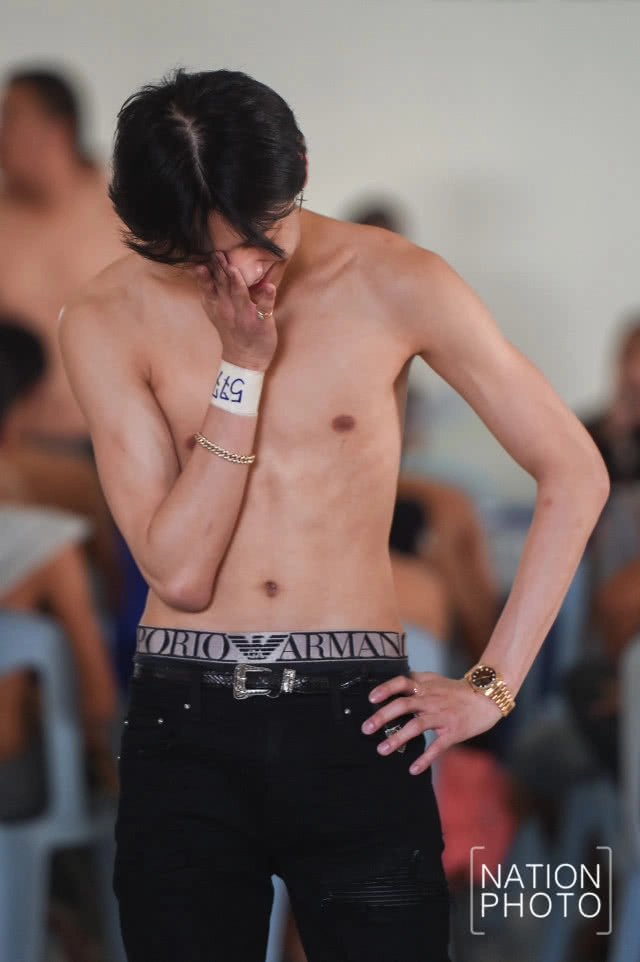 (ภาพชุด)แฟนคลับกรี๊ดสนั่น! "แบม GOT7" ถอดเสื้อตรวจร่างกาย รอลุ้นจับใบดำ-ใบแดง