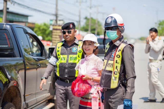 "ด่านปิ๊ง โดนใจ" ไอเดียตำรวจสระแก้วรณรงค์สงกรานต์ปลอดภัย