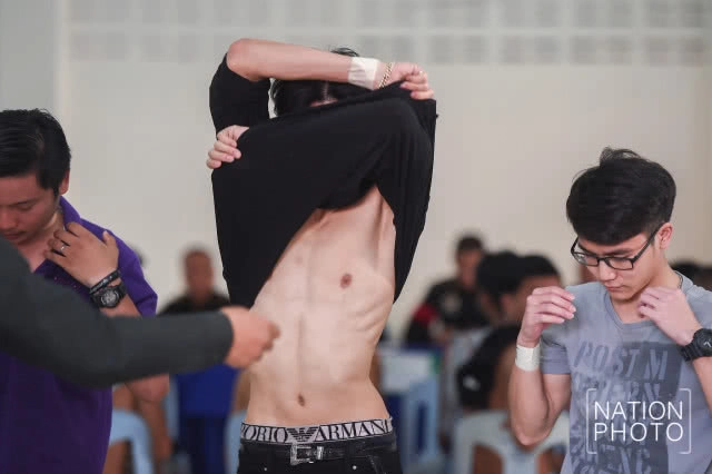 กรี๊ดสนั่น! "แบม GOT7" ถอดเสื้อตรวจร่างกาย รอลุ้นจับใบดำ-ใบแดง(คลิป+ภาพ)