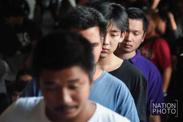 (ภาพชุด)แฟนคลับกรี๊ดสนั่น! "แบม GOT7" ถอดเสื้อตรวจร่างกาย รอลุ้นจับใบดำ-ใบแดง