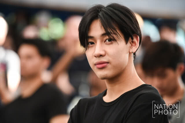 แฟนคลับแบมแบม GOT7 อิจฉามาก!! หนุ่มเสื้อขาวถ่ายเซลฟี่ ใกล้ชิดกว่าบัตร 5,900