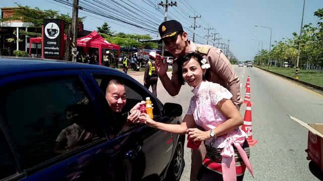 "ด่านปิ๊ง โดนใจ" ไอเดียตำรวจสระแก้วรณรงค์สงกรานต์ปลอดภัย