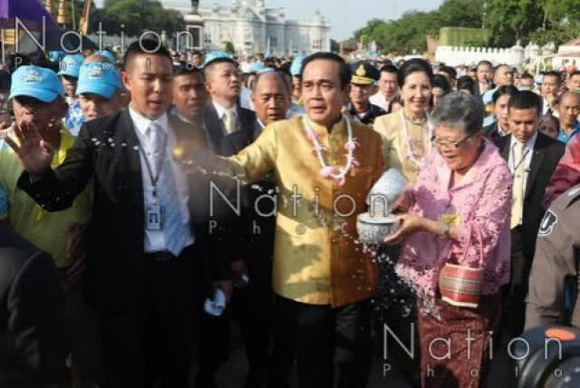 คนไทยอยากสาดน้ำ"บิ๊กตู่-โป๊ป-เบลล่า"