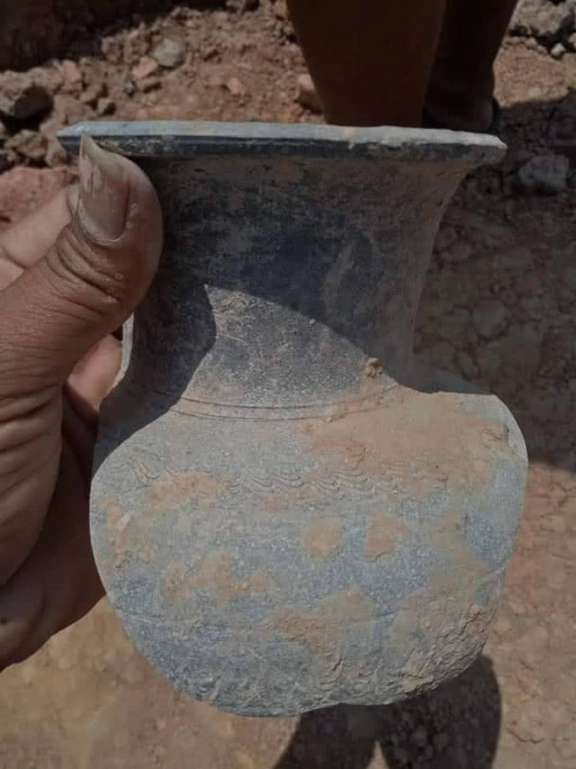 ขุดลอกแหล่งน้ำพบเครื่องปั้นดินเผาโบราณ อายุกว่า 700 ปี