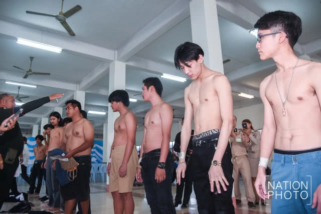 กรี๊ดสนั่น! "แบม GOT7" ถอดเสื้อตรวจร่างกาย รอลุ้นจับใบดำ-ใบแดง(คลิป+ภาพ)