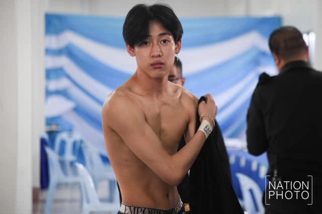 (ภาพชุด)แฟนคลับกรี๊ดสนั่น! "แบม GOT7" ถอดเสื้อตรวจร่างกาย รอลุ้นจับใบดำ-ใบแดง