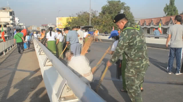 ไทย-เมียนร์มา ร่วมทำความสะอาดสะพานมิตรภาพรับสงกรานต์