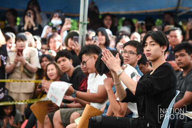 แฟนคลับแบมแบม GOT7 อิจฉามาก!! หนุ่มเสื้อขาวถ่ายเซลฟี่ ใกล้ชิดกว่าบัตร 5,900