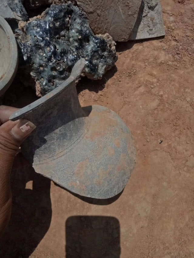 ขุดลอกแหล่งน้ำพบเครื่องปั้นดินเผาโบราณ อายุกว่า 700 ปี