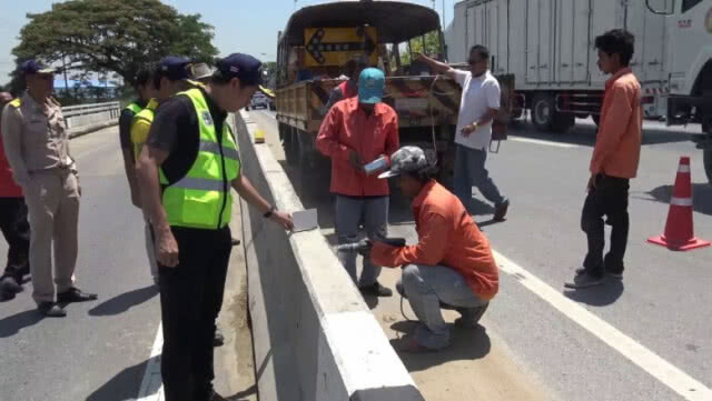 พบมือถือ "น้องอิน" แล้ว! ตกอยู่ในกอหญ้าจุดเกิดเหตุ