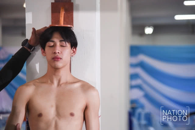 (ภาพชุด)แฟนคลับกรี๊ดสนั่น! "แบม GOT7" ถอดเสื้อตรวจร่างกาย รอลุ้นจับใบดำ-ใบแดง