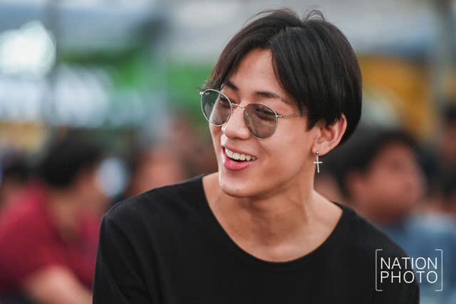 แฟนคลับแบมแบม GOT7 อิจฉามาก!! หนุ่มเสื้อขาวถ่ายเซลฟี่ ใกล้ชิดกว่าบัตร 5,900