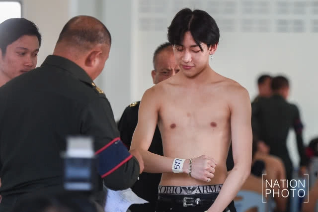 กรี๊ดสนั่น! "แบม GOT7" ถอดเสื้อตรวจร่างกาย รอลุ้นจับใบดำ-ใบแดง(คลิป+ภาพ)