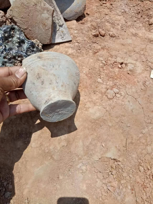 ขุดลอกแหล่งน้ำพบเครื่องปั้นดินเผาโบราณ อายุกว่า 700 ปี