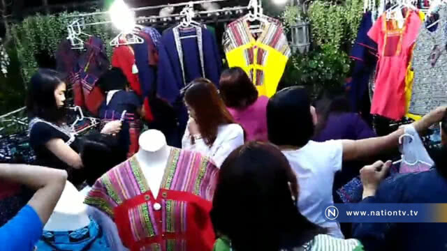 คึกคัก! แห่ซื้อชุดพื้นเมือง-เสื้อลายดอก-ชุดไทยโบราณ