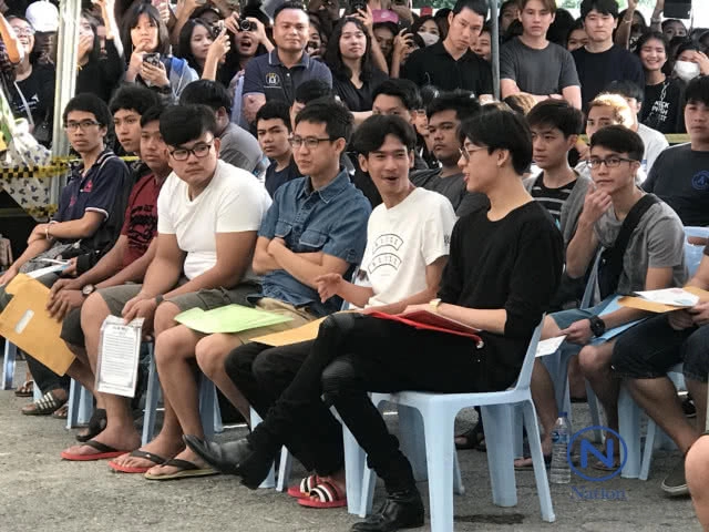 แฟนคลับกรี๊ดสนั่น
"แบมแบม got7"
ร่วมคัดเลือกทหาร แฟนแห่ให้กำลังใจ
เก้า-จิรายุ ยื่นขอผ่อนผัน