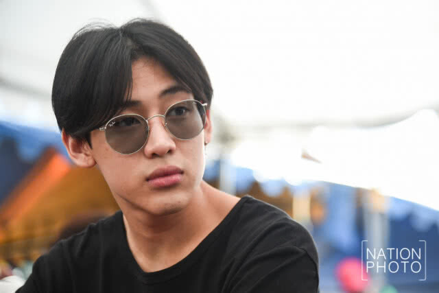แฟนคลับแบมแบม GOT7 อิจฉามาก!! หนุ่มเสื้อขาวถ่ายเซลฟี่ ใกล้ชิดกว่าบัตร 5,900