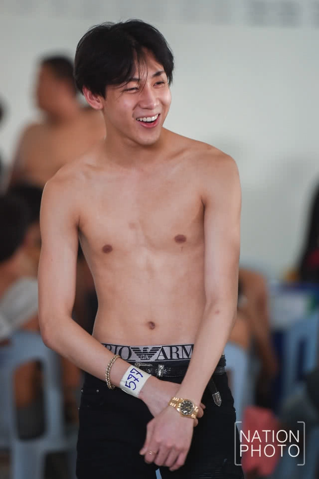 (ภาพชุด)แฟนคลับกรี๊ดสนั่น! "แบม GOT7" ถอดเสื้อตรวจร่างกาย รอลุ้นจับใบดำ-ใบแดง