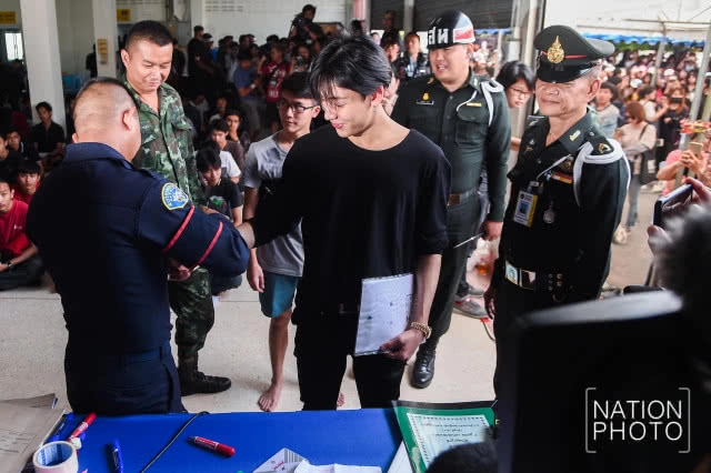 (ภาพชุด)แฟนคลับกรี๊ดสนั่น! "แบม GOT7" ถอดเสื้อตรวจร่างกาย รอลุ้นจับใบดำ-ใบแดง