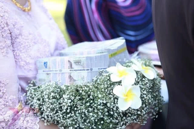 แต่งงานกันเถอะ!
ถ้าสินสอดไม่ถึง มีบริการให้เช่าแล้วนะ