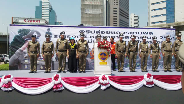 "ศรีวราห์" ปล่อยแถว จนท.ร่วมรณรงค์ "ขับรถมีน้ำใจ รักษาวินัยจราจร"