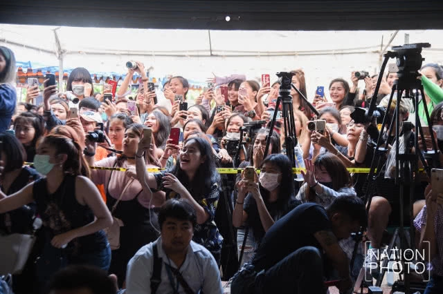 (ภาพชุด)แฟนคลับกรี๊ดสนั่น! "แบม GOT7" ถอดเสื้อตรวจร่างกาย รอลุ้นจับใบดำ-ใบแดง