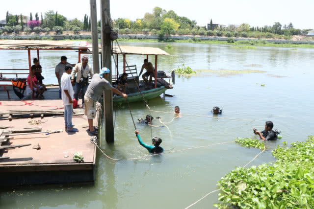 ชาวบ้านช่วยกันกู้ซากเรือ! หลังฝันเห็นแม่ย่านางประจำเรือขอให้ช่วยนำขึ้นจากน้ำ