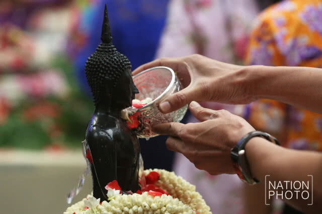 รดน้ำดำหัว "ประยุทธ์" เนื่องในเทศกาลสงกรานต์